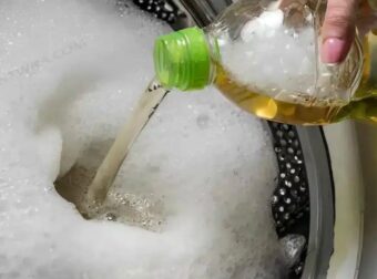 Το ξύδι είναι το κλειδί για πιο λευκές και πιο απαλές πετσέτες. Αuτός είναι ο σωστός τρόπος χρήσης
