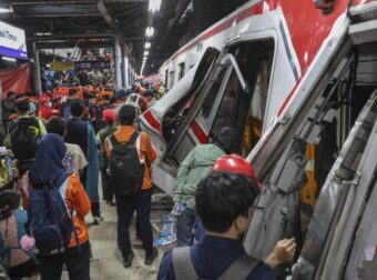ΕΚΤΑΚΤΟ: ΣΥΓΚΡΟΥΣΤΗΚΑΝ ΤΡΕΝΑ ΜΕΣΑ ΣΤΟ ΣΙΔΗΡΟΔΡΟΜΙΚΟ ΣΤΑΘΜΟ ΣΤΗΝ ΙΝΔΟΝΗΣΊΑ – ΤΟΥΛΑΧΙΣΤΟΝ 14 ΝΕΚΡΟΙ ΚΑΙ 81 ΤΡΑΥΜΑΤΙΕΣ