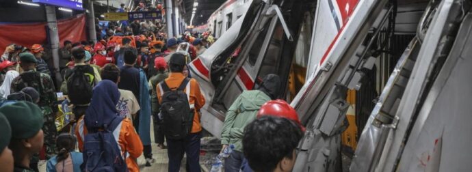 ΕΚΤΑΚΤΟ: ΣΥΓΚΡΟΥΣΤΗΚΑΝ ΤΡΕΝΑ ΜΕΣΑ ΣΤΟ ΣΙΔΗΡΟΔΡΟΜΙΚΟ ΣΤΑΘΜΟ ΣΤΗΝ ΙΝΔΟΝΗΣΊΑ – ΤΟΥΛΑΧΙΣΤΟΝ 14 ΝΕΚΡΟΙ ΚΑΙ 81 ΤΡΑΥΜΑΤΙΕΣ