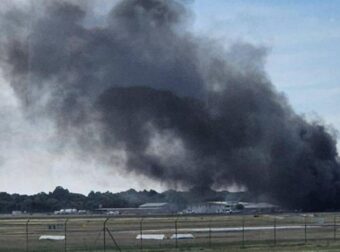 EKTAKTO TΩΡΑ: ΜΙΚΡΟ ΑΕΡΟΣΚΑΦΟΣ ΣΥΝΕΤΡΙΒΗ ΣΤΟ ΥΠΟΣΤΕΓΟ ΤΟΥ ΑΕΡΟΔΡΟΜΙΟΥ – ΔΥΟ ΝΕΚΡΟΙ ΚΑΙ ΠΟΛΛΟΙ ΤΡΑΥΜΑΤΙΕΣ