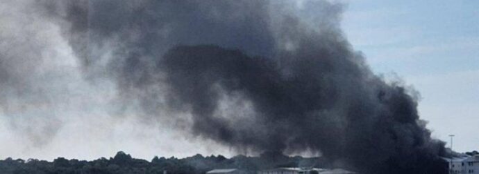 EKTAKTO TΩΡΑ: ΜΙΚΡΟ ΑΕΡΟΣΚΑΦΟΣ ΣΥΝΕΤΡΙΒΗ ΣΤΟ ΥΠΟΣΤΕΓΟ ΤΟΥ ΑΕΡΟΔΡΟΜΙΟΥ – ΔΥΟ ΝΕΚΡΟΙ ΚΑΙ ΠΟΛΛΟΙ ΤΡΑΥΜΑΤΙΕΣ