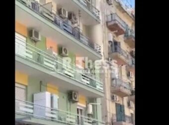 ΣΟΚ ΣΤΗ ΘΕΣΣΑΛΟΝΙΚΗ: ΦΟΙΤΗΤΗΣ ΑΠΕΙΛΕΙ ΝΑ ΠΕΣΕΙ ΑΠΟ ΤΟΝ 3ο ΟΡΟΦΟ