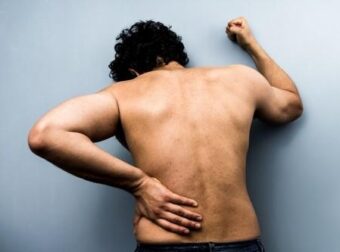 Κάνουν συνεχώς τα κόκαλά σας «κρακ» και πονάτε μονίμως σε όλο το σώμα; Αυτό δεν είναι καθόλου καλό! Η «σιωπηλή» πάθηση των οστών και το 1ο σημάδι που έχει