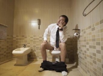 Τα κόπρανα σας κολλάνε στην λεκάνη κι έχουν αυτό το χρώμα; Αυτό δεν είναι καθόλου καλό! Τι να προσέξετε – Ποιο χρώμα είναι το πιο επικίνδυνο