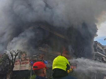 ΚΑΙΕΙ ΤΑ ΠΑΝΤΑ Η ΤΕΡΑΣΤΙΑ ΦΩΤΙΑ ΜΕΣΑ ΣΤΟ ΚΕΝΤΡΟ ΤΗΣ ΑΘΗΝΑΣ – »ΠΑΡΑΝΑΛΩΜΑ ΤΟΥ ΠΥΡΟΣ» ΣΠΙΤΙΑ, ΔΙΑΜΕΡΙΣΜΑΤΑ ΚΑΙ ΜΑΓΑΖΙΑ