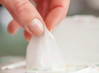 Σοκ για τους γονείς! Ανακαλούνται μολυσμένα μωρομάντηλα που πωλούνται στην Ελλάδα και όλοι τα έχουμε πάρει – Φωτογραφία