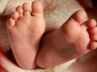 ΝΕΑ ΤΡΑΓΩΔΙΑ ΜΕ ΝΕΚΡΟ 20 ΜΗΝΩΝ ΒΡΕΦΟΣ ΣΤΗΝ ΕΛΛΑΔΑ: ΠΝΙΓΗΚΕ ΤΗΝ ΩΡΑ ΠΟΥ ΕΤΡΩΓΕ, ΤΟΥ ΕΔΩΣΑΝ ΝΑ ΦΑΕΙ…