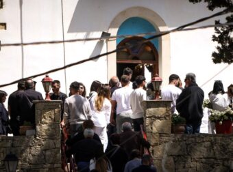 Δεν έκαναν κηδεία στο Νικήτα… αλλά γάμο: Ντυμένος γαμπρός στο φέρετρο ο 21χρονος, στολισμένη η νεκροφόρα, γεμάτη λουλούδια η εκκλησία, καλεσμένοι στα λευκά