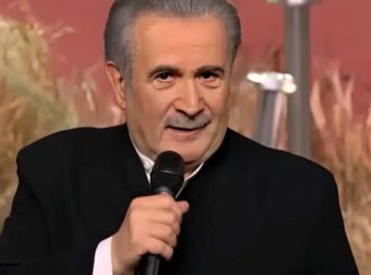 Λάκης Λαζόπουλος: Το «Αλ Τσαντίρι Νιουζ» επιστρέφει με καλεσμένο πασίγνωστο Έλληνα τραγουδιστή