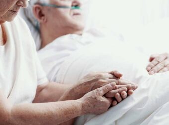 5 σημάδια που μπορεί να δείχνουν οι ηλικιωμένοι έναν χρόνο πριν πεθάνουν
