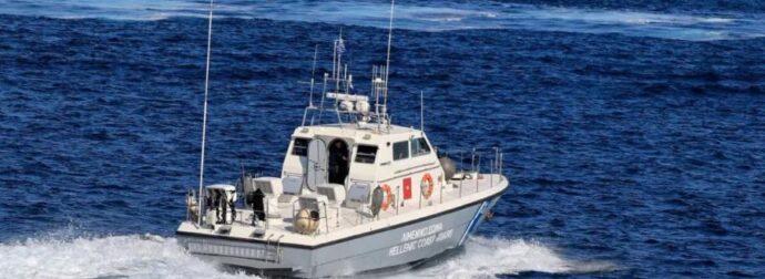 ΒΥΘΙΣΤΗΚΕ ΣΚΑΦΟΣ ΜΕ ΕΠΙΒΑΤΕΣ ΚΟΝΤΑ ΣΤΑ ΚΑΜΕΝΑ ΒΟΥΡΛΑ