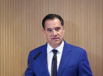 Ξεσπά ο Άδωνις Γεωργιάδης για την φωτογραφία που τον δείχνει να «φιλιέται» με άλλη γυναίκα – «Είναι προϊόν ΑΙ»