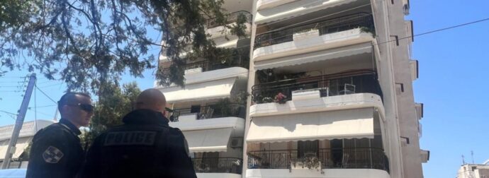ΑΝΑΤΡΙΧΙΑΣΤΙΚΟ ΑΥΤΟ ΠΟΥ ΜΟΛΙΣ ΜΑΘΕΥΤΗΚΕ: ΤΙ ΦΟΡΕΣΑΝ ΣΤΟ ΚΕΦΑΛΙ ΤΟΥΣ ΟΙ 17ΧΡΟΝΕΣ ΠΡΙΝ ΠΙΑΣΤΟΥΝ ΧΕΡΙ ΧΕΡΙ ΚΑΙ ΒΟΥΤΗΞΟΥΝ ΣΤΟ ΚΕΝΟ ΑΠΟ ΤΟΝ 6ο