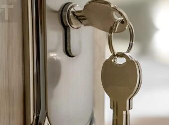ΝΑ ΓΙΑΤΙ ΠΡΕΠΕΙ ΝΑ ΑΦΗΝΕΤΕ ΤΑ ΚΛΕΙΔΙΑ ΠΑΝΩ ΣΤΗΝ ΠΟΡΤΑ ΤΗ ΝΥΧΤΑ ΣΥΜΦΩΝΑ ΜΕ ΤΟΥΣ ΕΙΔΙΚΟΥΣ