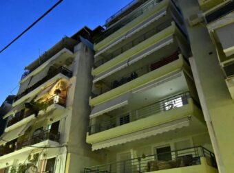 «Εγώ ήμουν στο…»: Σοκ οι αστυνομικοί με αυτό που τους είπε ο 50χρονος, σύντροφος της 24χρονης που έπεσε από τον 7ο όροφο στον Πειραιά
