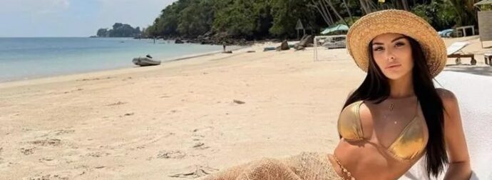 Με χρυσό μαγιό, χρυσά κοσμήματα και χρυσό παντελόνι: Η Δέσποινα Γιαννακοπούλου εμφανίστηκε σε παραλία σα την κόρη… του Μίδα και μοίρασε… εγκεφαλικά