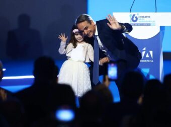 Ποια είναι η μικρή Ειρήνη που έκλεψε την παράσταση στο συνέδριο της ΝΔ