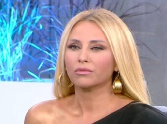 ΓΩΓΩ ΜΑΣΤΡΟΚΩΣΤΑ: ΔΥΣΚΟΛΕΣ ΩΡΕΣ – ΣΤΟ ΠΛΕΥΡΟ ΤΗΣ ΠΑΝΑ Ο ΤΡΑΙΑΝΟΣ ΔΕΛΛΑΣ