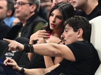 Μοίρασε… εγκεφαλικά η Δέσποινα Γιαννακοπούλου: Εμφανίστηκε με κόκκινο μίνι φόρεμα με κουκούλα, σαν την Κοκκινοσκουφίτσα
