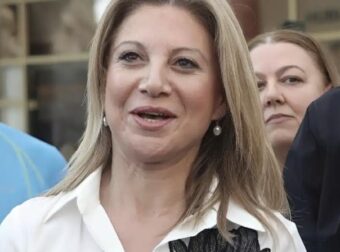 Όλοι μιλάνε για το κεντημένο πουκάμισο που φόρεσε σήμερα η Καρυστιανού – Αυτός είναι ο λόγος που το έβαλε, τι συμβολίζει