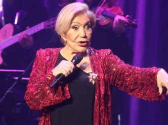 “ΔΕΝ ΝΤΡΑΠΗΚΑΤΕ;” – ΣΟΚ ΤΙ ΓΡΑΦΕΙ Η ΜΑΡΜΑΡΙΝΗ ΠΛΑΚΑ ΣΤΟΝ ΤΑΦΟ ΤΗΣ ΣΠΟΥΔΑΙΑΣ ΜΑΡΙΝΕΛΛΑΣ