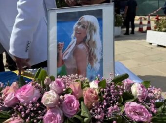 «Καλώς το λουλούδι μου»: Τα σπαρακτικά λόγια της μητέρας της Γωγώς Μαστροκώστα στην κηδεία της στο Ελληνικό