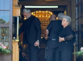 Γωγώ Μαστροκώστα: Συντετριμμένος ο Τραϊανός Δέλλας στην κηδεία της, ντυμένος στα μαύρα, με άσπρη γενειάδα και κατεβασμένο το κεφάλι