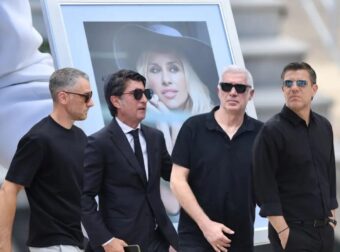 Πανελλήνια συγκίνηση: Όλοι εκεί για να σταθούν στον Τραϊανό – Σύσσωμοι οι πρώην συμπαίκτες του, ντυμένοι όλοι στα μαύρα, στην κηδεία της Γωγώς Μαστροκώστα
