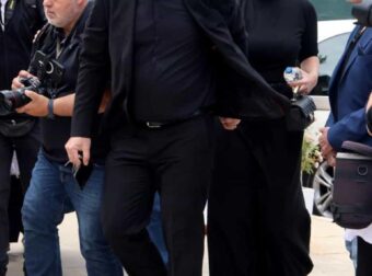 ΒΙΚΤΩΡΙΑ ΔΕΛΛΑ: Η ΚΙΝΗΣΗ ΠΑΝΩ ΑΠΟ ΤΟ ΦΕΡΕΤΡΟ ΤΗΣ ΜΑΣΤΡΟΚΩΣΤΑ ΓΙΑ ΝΑ ΤΗΝ ΤΙΜΗΣΕΙ – “ΜΗΤΕΡΑ ΔΕΝ…”