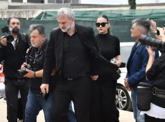 «Όπως ήθελε να μας βλέπει…»: Πιασμένος χέρι-χέρι με την κόρη της Βικτώρια ο Τραϊνός Δέλλας στην κηδεία της Γωγώς Μαστροκώστα