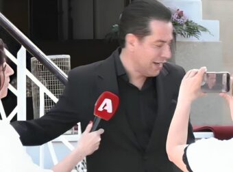 Το τελευταίο αντίο στη Γωγώ Μαστροκώστα αυτή την ώρα: Καταρρακωμένος ο Χάρης Σιανίδης δεν άντεξε