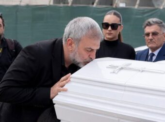 Δάκρυσε το Πανελλήνιο – Κηδεία Μαστροκώστα: To τελευταίο φιλί του Δέλλα στη Γωγώ του – «Μωρό μου το μόνο που ήθελα ήταν να σε…»