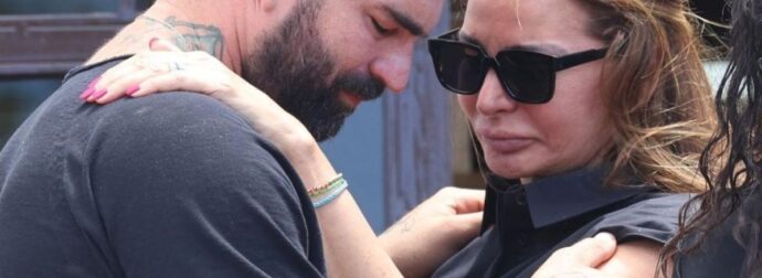 Κηδεία Γωγώς Μαστροκώστα: Λύγισαν Μαρία Καλάβρια και Δημήτρης Αλεξάνδρου – Σπάραξε στην αγκαλιά του