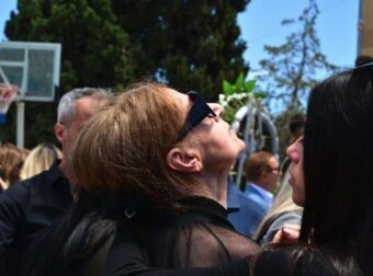 Δέος και οδύνη – Κηδεία Μαστροκώστα: Η στιγμή που η μητέρα της κοιτά τον ουρανό κρατώντας την φωτογραφία της – Τα λόγια που ψέλλισε