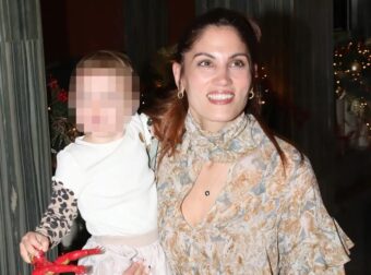 «Δεν της λέω κανένα ψέμα…»: Η απάντηση της Μαίρης Συνατσάκη σε ερώτηση γιατί η 3μισι ετών κόρη της δεν έχει μακριά μαλλιά