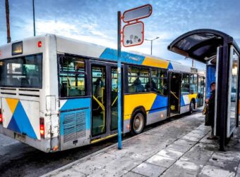 Αυξάνονται από σήμερα οι ποινές για τους επιβάτες χωρίς εισιτήριο στα ΜΜΜ