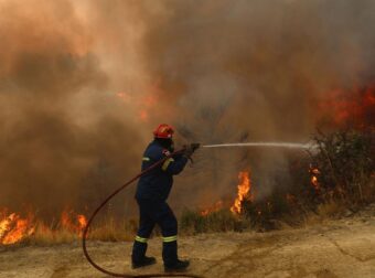 Φωτιά στον Λυκαβηττό και διακοπή της κυκλοφορίας
