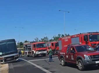 ΑΘΗΝΑ: ΛΕΩΦΟΡΕΙΟ ΓΕΜΑΤΟ ΚΟΣΜΟ ΠΗΡΕ ΦΩΤΙΑ ΕΝ ΚΙΝΗΣΕΙ