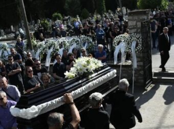 Ράγισαν καρδιές στο τελευταίο «αντίο» στον Μάριο Οικονόμου