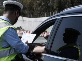 Γιατί οι αστυνομικοί αγγίζουν το αυτοκίνητο όταν κάνουν έλεγχο;