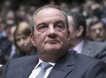 ΒΑΡΥ ΠΕΝΘΟΣ ΓΙΑ ΤΟΝ ΚΩΣΤΑ ΚΑΡΑΜΑΝΛΗ – ΜΟΛΙΣ ΜΑΘΕΥΤΗΚΑΝ ΤΑ ΔΥΣΑΡΕΣΤΑ