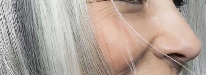 Τι σημαίνει από ψυχολογική άποψη το να αφήνει κανείς τα μαλλιά σου να γκριζάρουν φυσικά, αντί να τα βάφει;