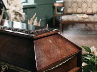 Χαμός σε κηδεία όταν ο νεκρός άνοιξε τα μάτια: Έτρεχαν πανικόβλητοι οι συγγενείς