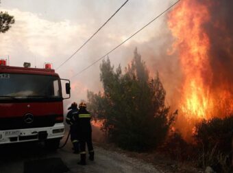 ΚΑΙΓΕΤΑΙ Η ΛΗΜΝΟΣ – ΙΣΧΥΡΟΙ ΑΝΕΜΟΙ ΣΤΗΝ ΠΕΡΙΟΧΗ – ΔΙΝΕΙ ΜΑΧΗ Η ΠΥΡΟΣΒΕΣΤΙΚΗ
