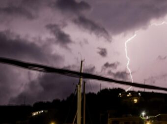 Ριζική αλλαγή του καιρού από ώρα σε ώρα – ΚΑΘΙΣΤΕ ΣΠΙΤΙΑ ΣΑΣ!: «Θα έχουμε κεραυνούς σε όλη τη χώρα» – Αναλυτική πρόγνωση για τις επόμενες ώρες