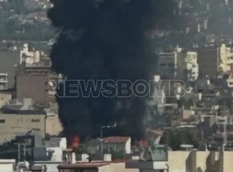 ΦΩΤΙΑ ΣΤΗΝ ΑΤΤΙΚΗ: ΚΑΙΓΕΤΑΙ ΠΑΣΙΓΝΩΣΤΟ ΚΑΤΑΣΤΗΜΑ – ΠΥΚΝΟΣ ΚΑΠΝΟΣ «ΣΚΕΠΑΖΕΙ» ΤΟ ΟΥΡΑΝΟ – ΠΟΥ ΕΧΕΙ ΔΙΑΚΟΠΕΙ Η ΚΥΚΛΟΦΟΡΙΑ