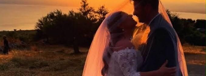 Φάνης Μπότσης: Ποιος είναι ο «άγνωστος» σύζυγος της Δανάης Μπάρκα – Το μαγαζί που έχει, η γνωριμία στη Σέριφο, η διαφορά ηλικίας και ο γάμος «τσακ μπαμ»