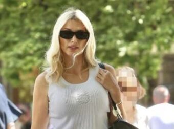 Κωνσταντίνα Σπυροπούλου: «Μποτιλιάρισμα» προκλαέσε στο κέντρο της Αθήνας με την εμφάνισή της η γνωστή παρουσιάστρια