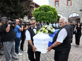 Γυναικοκτονία στη Δράμα: Θρήνος στην κηδεία της Αντιγόνης – Σε άσχημη ψυχολογική κατάσταση τα παιδιά της