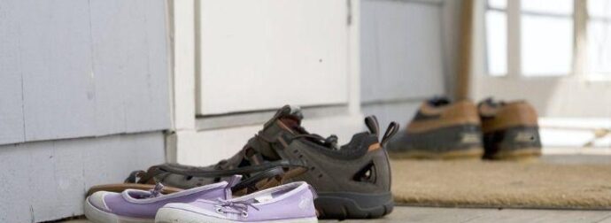 Aν το διαβάσεις, δεν θα ξανά αφήσεις ποτέ κανέναν να μπει με τα παπούτσια μέσα στο σπίτι σου – Τι έχουν βρει οι έρευνες στο 96% των παπουτσιών
